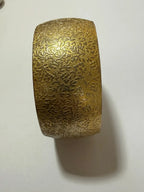Bracelete Antigo Largo Em Metal Dourado Com Relevo Floral