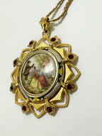 Colar Medalhão Antigo Com Miniatura Cena Romântica Dourado Único
