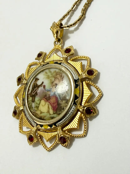 Colar Medalhão Antigo Com Miniatura Cena Romântica Dourado Único