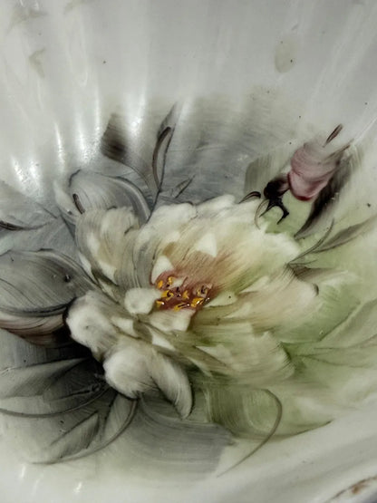 Prato Antigo Em Formato De Concha Detalhes Florais E Dourado