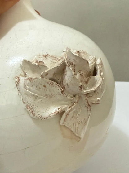 Vaso Antigo Em Cerâmica Craquelada Com Flor Em Alto Relevo