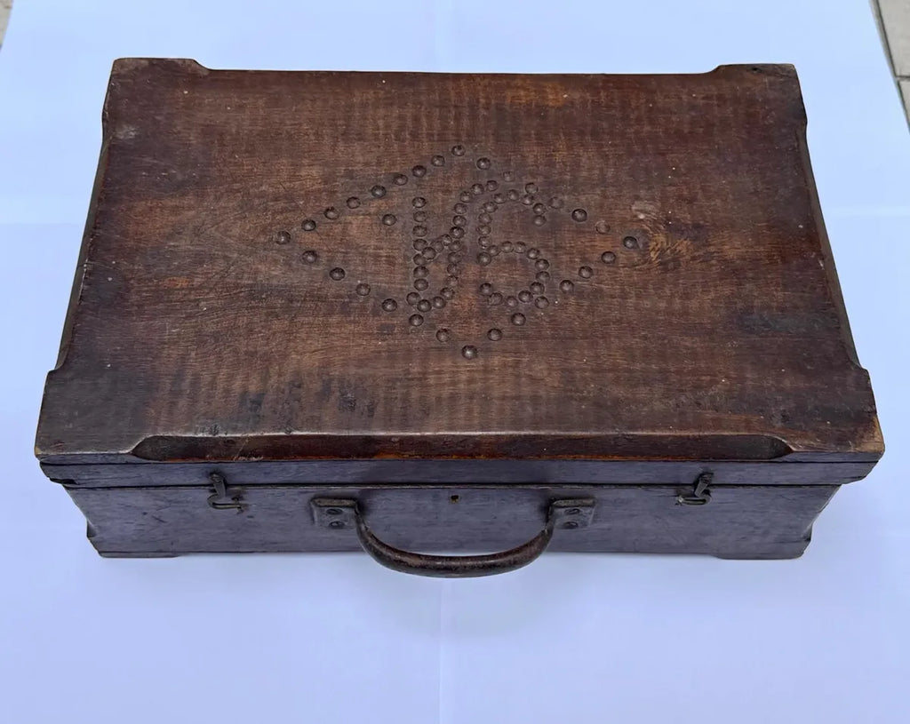 Antiga Caixa Maleta De Madeira Com Tachas Década De 1940