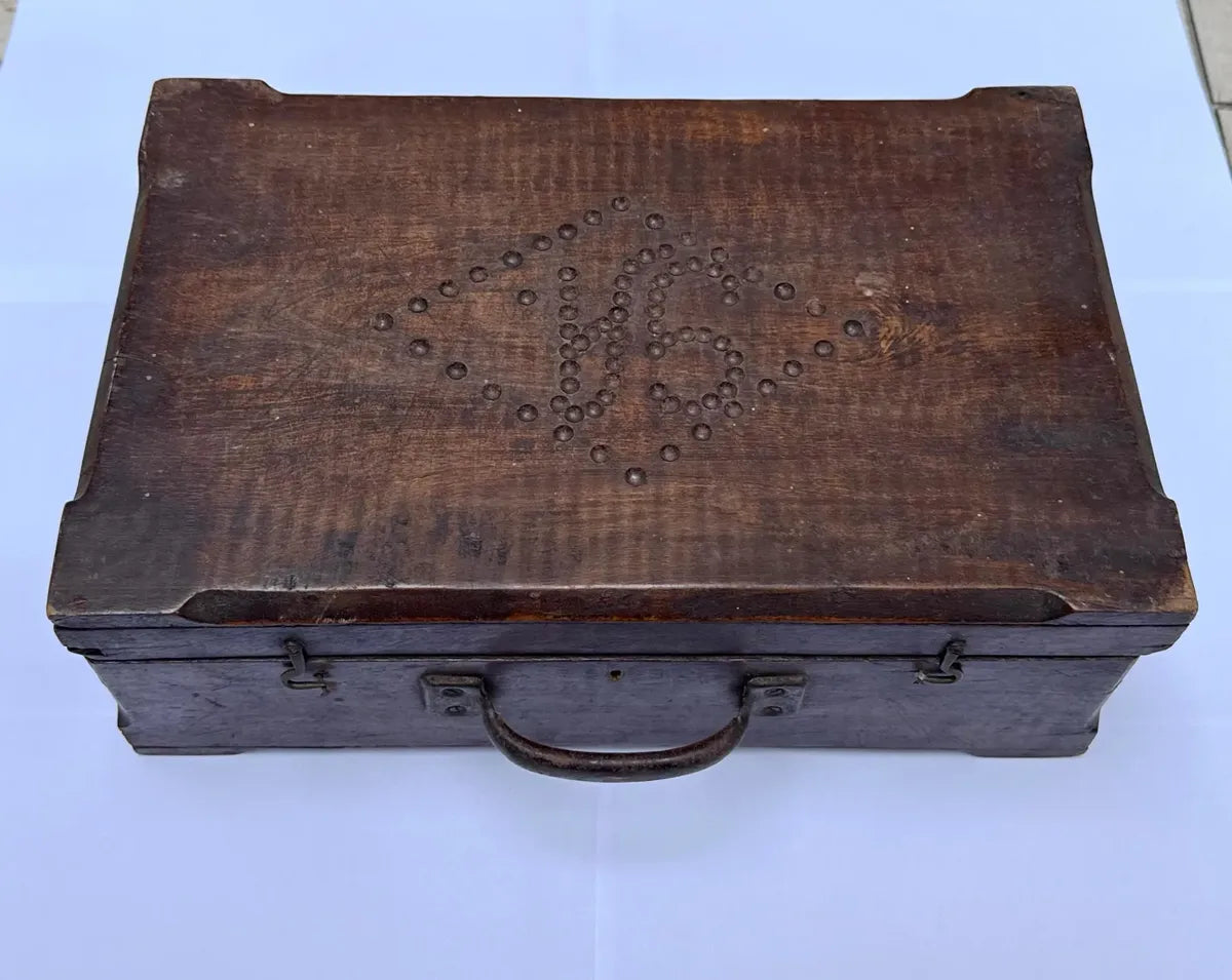 Antiga Caixa Maleta De Madeira Com Tachas Década De 1940