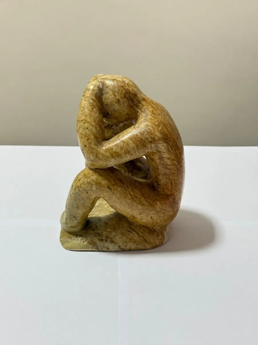 Escultura Antiga Figura Humana Sentada Abstrata Em Pedra