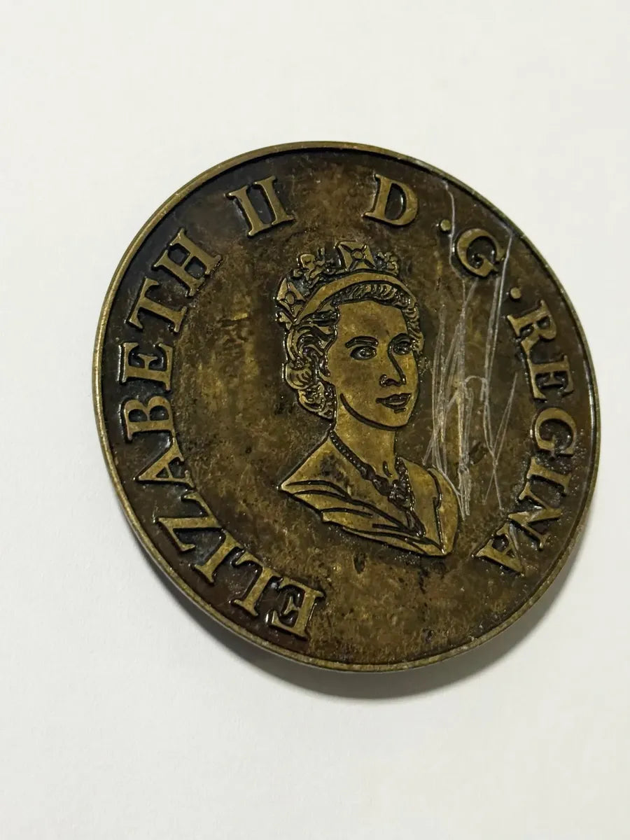 Emblema Medalha Rainha Elizabeth Ii Em Metal Antigo