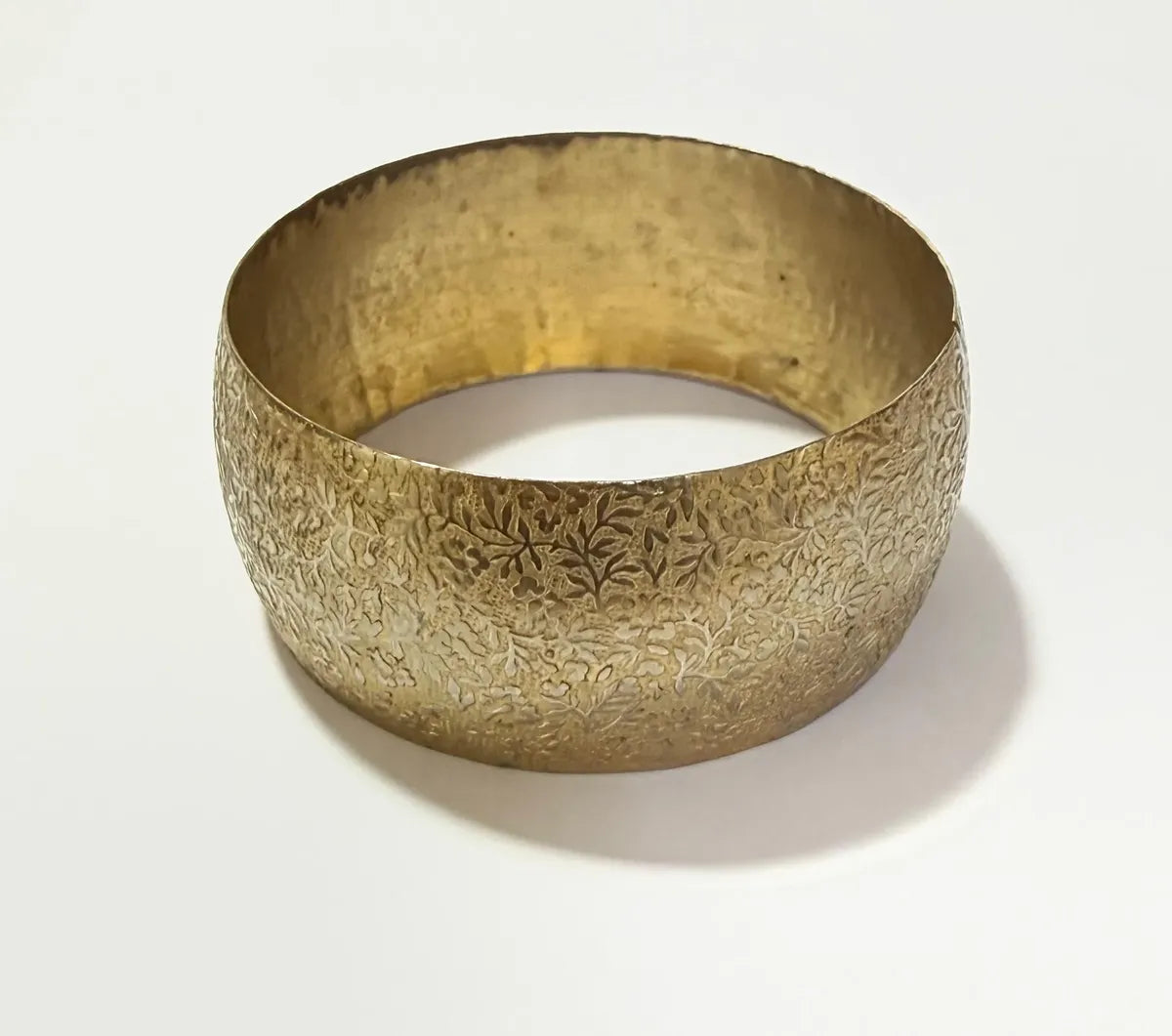Bracelete Antigo Largo Em Metal Dourado Com Relevo Floral