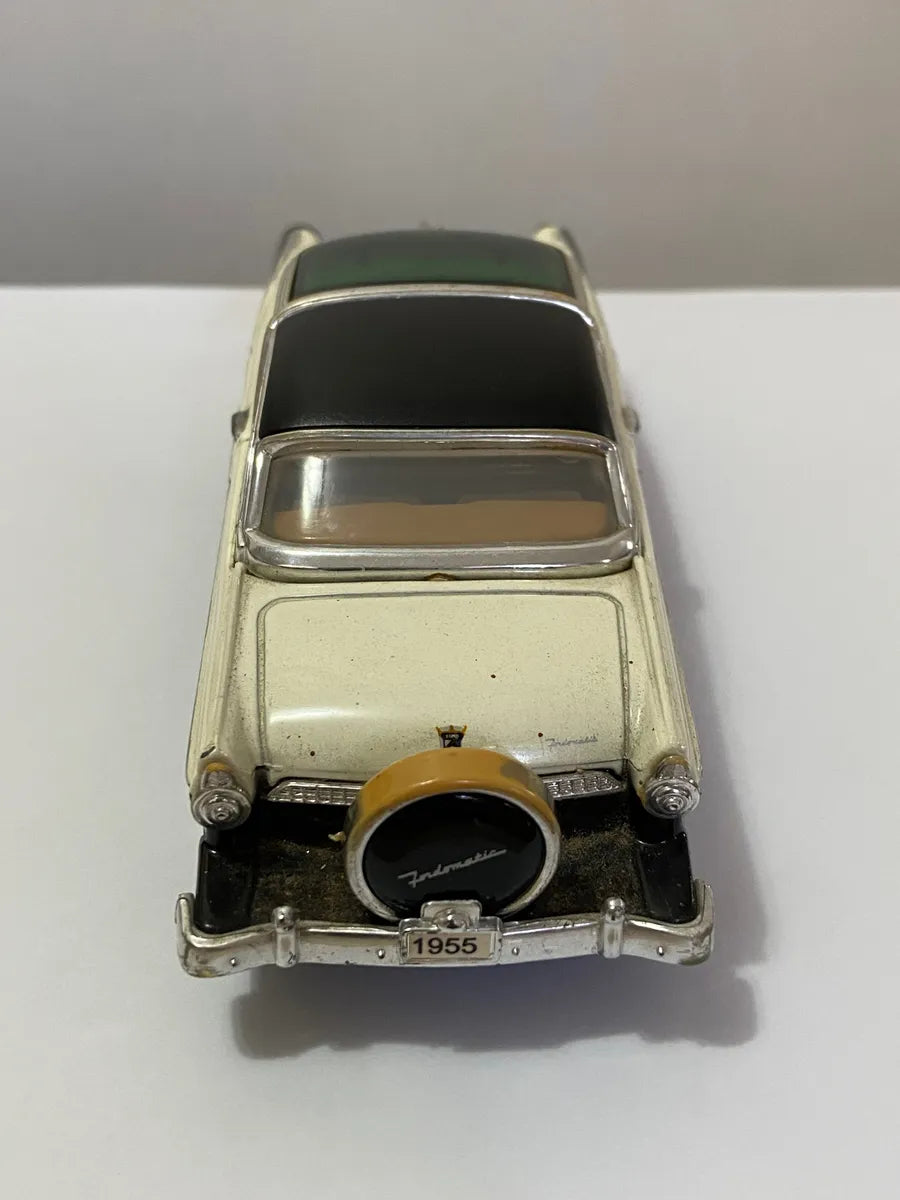 Antiga Miniatura Ford Fairlane Crown Victoria 1955 1:24 Branco