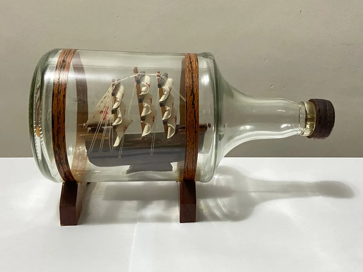 Miniatura Antigo Navio Em Garrafa De Vidro E Base De Madeira