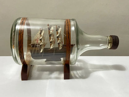 Miniatura Antigo Navio Em Garrafa De Vidro E Base De Madeira