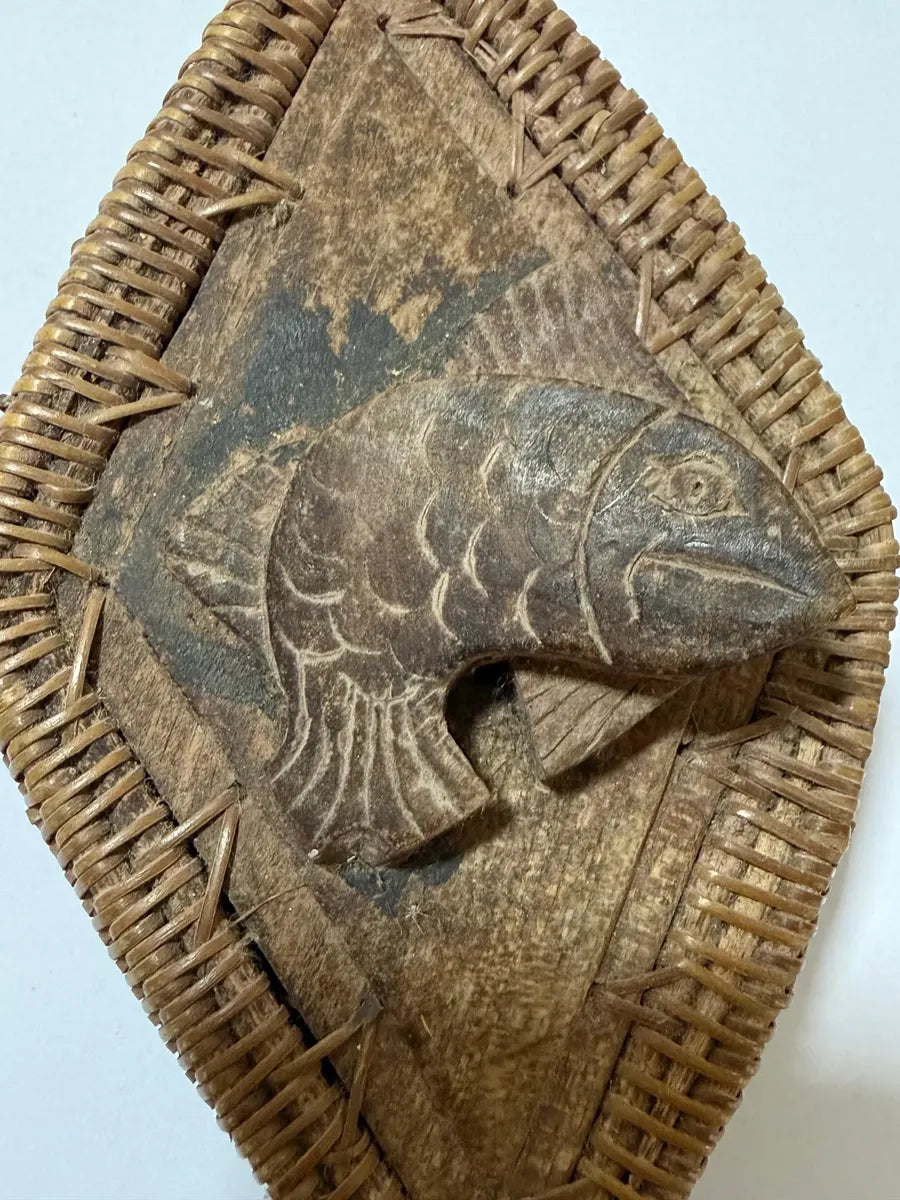 Caixinha Antiga Oriental Madeira E Palha Com Peixe Entalhado