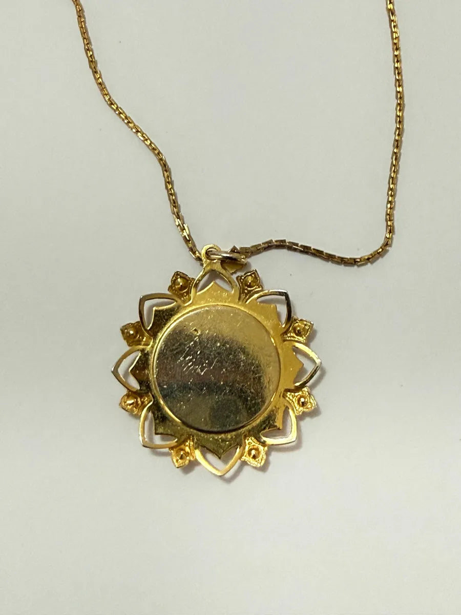 Colar Medalhão Antigo Com Miniatura Cena Romântica Dourado Único