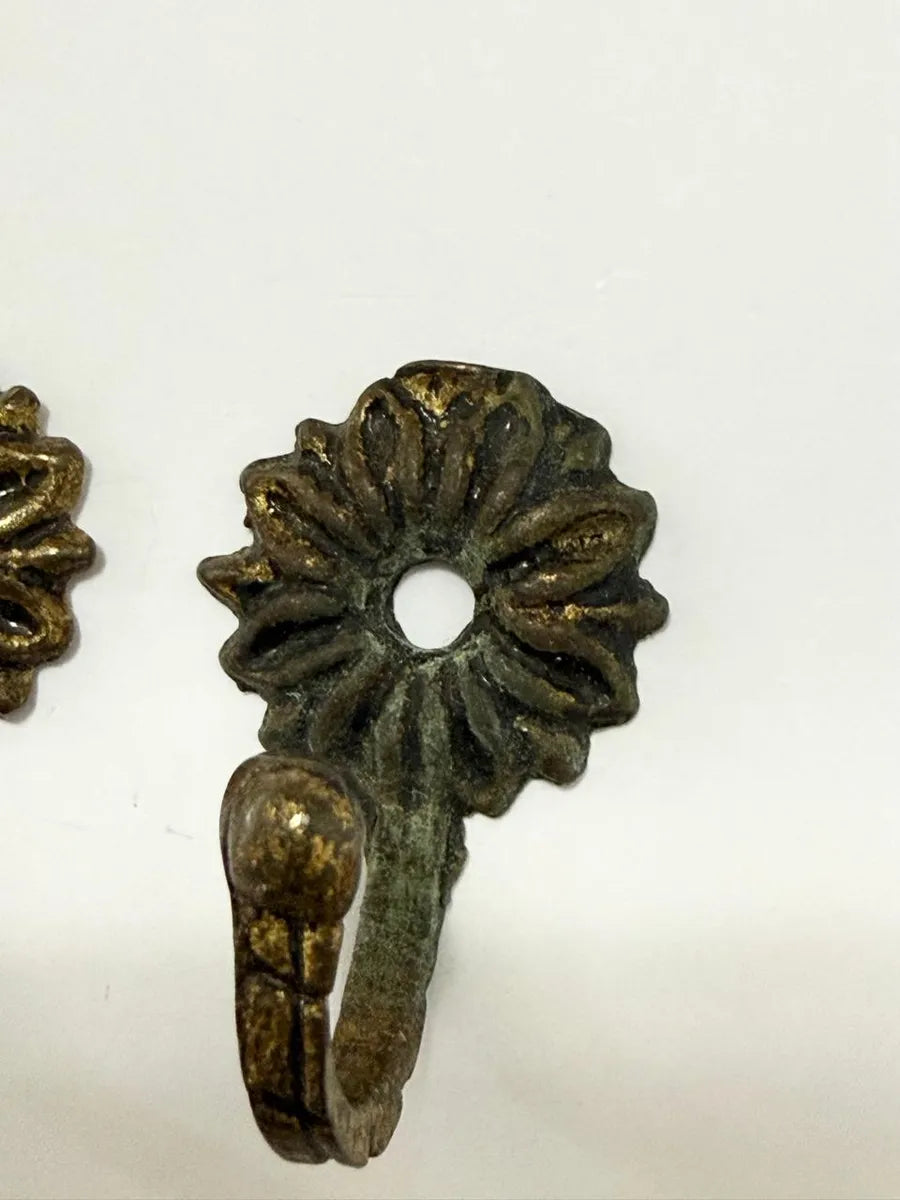 Par De Ganchos Antigos Em Metal Flor 4,5cm
