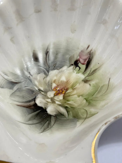 Prato Antigo Em Formato De Concha Detalhes Florais E Dourado