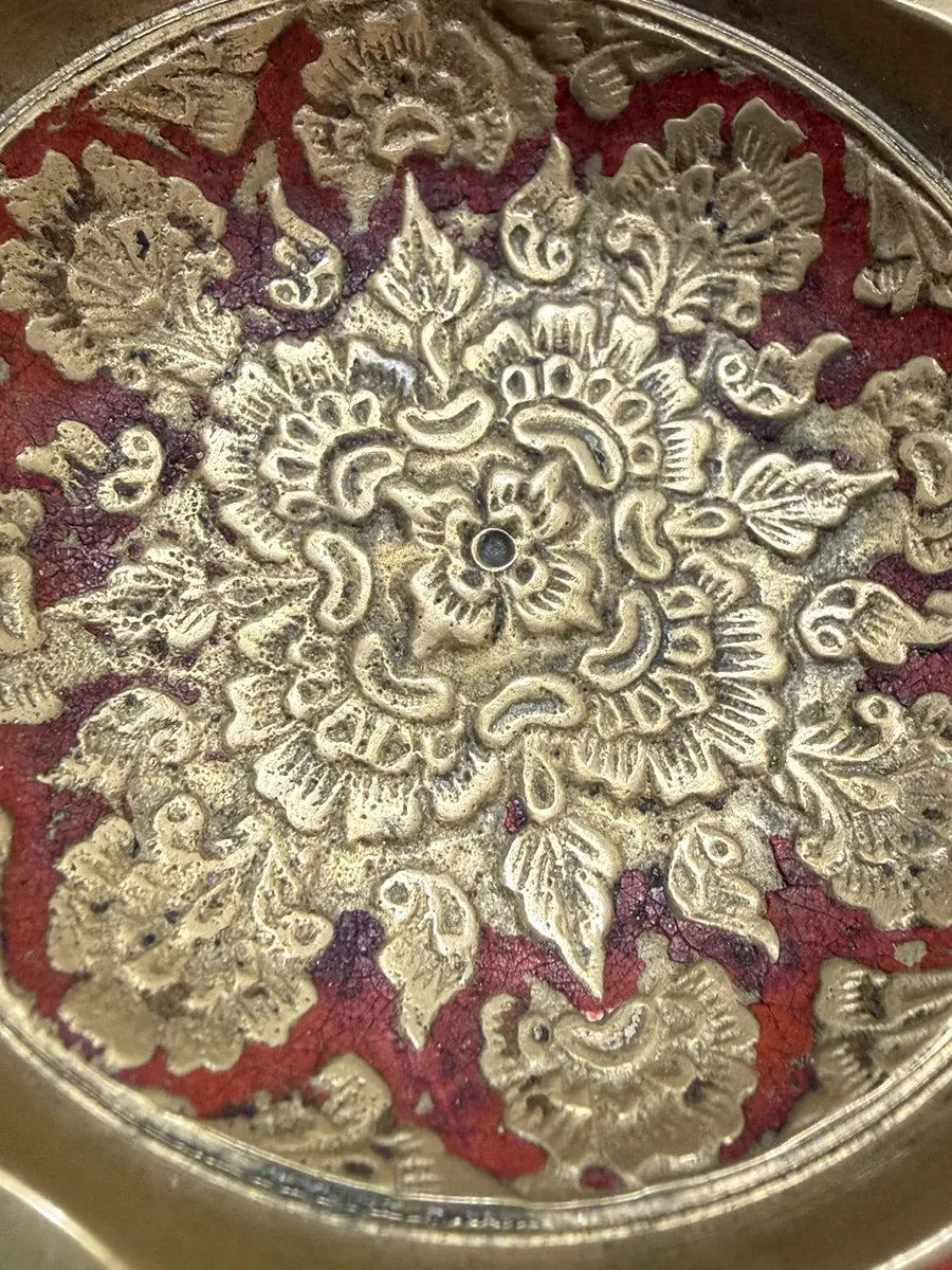 Cinzeiro Antigo De Metal Dourado Com Relevo Floral Vermelho
