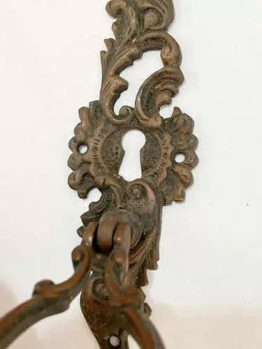 Antigo Puxador De Guarda Roupas Bronze Com Desenhos Relevo