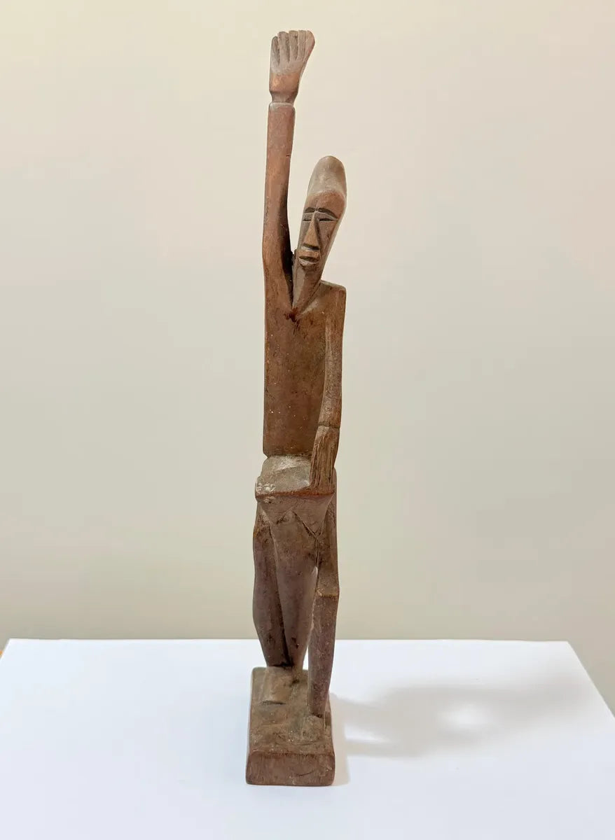 Escultura Vintage Tribal Africana Em Madeira Braço Erguido