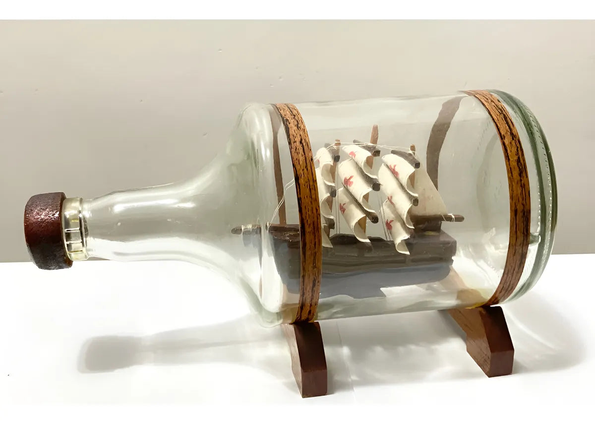 Miniatura Antigo Navio Em Garrafa De Vidro E Base De Madeira