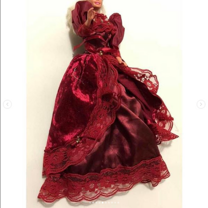 Bonecas antigas Barbie co vestido bordô