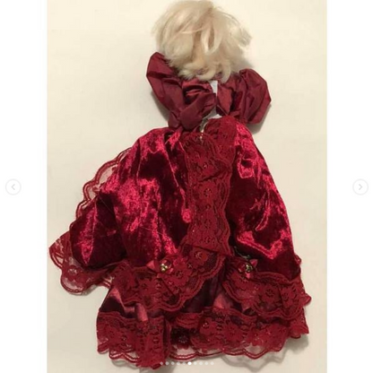 Bonecas antigas Barbie co vestido bordô