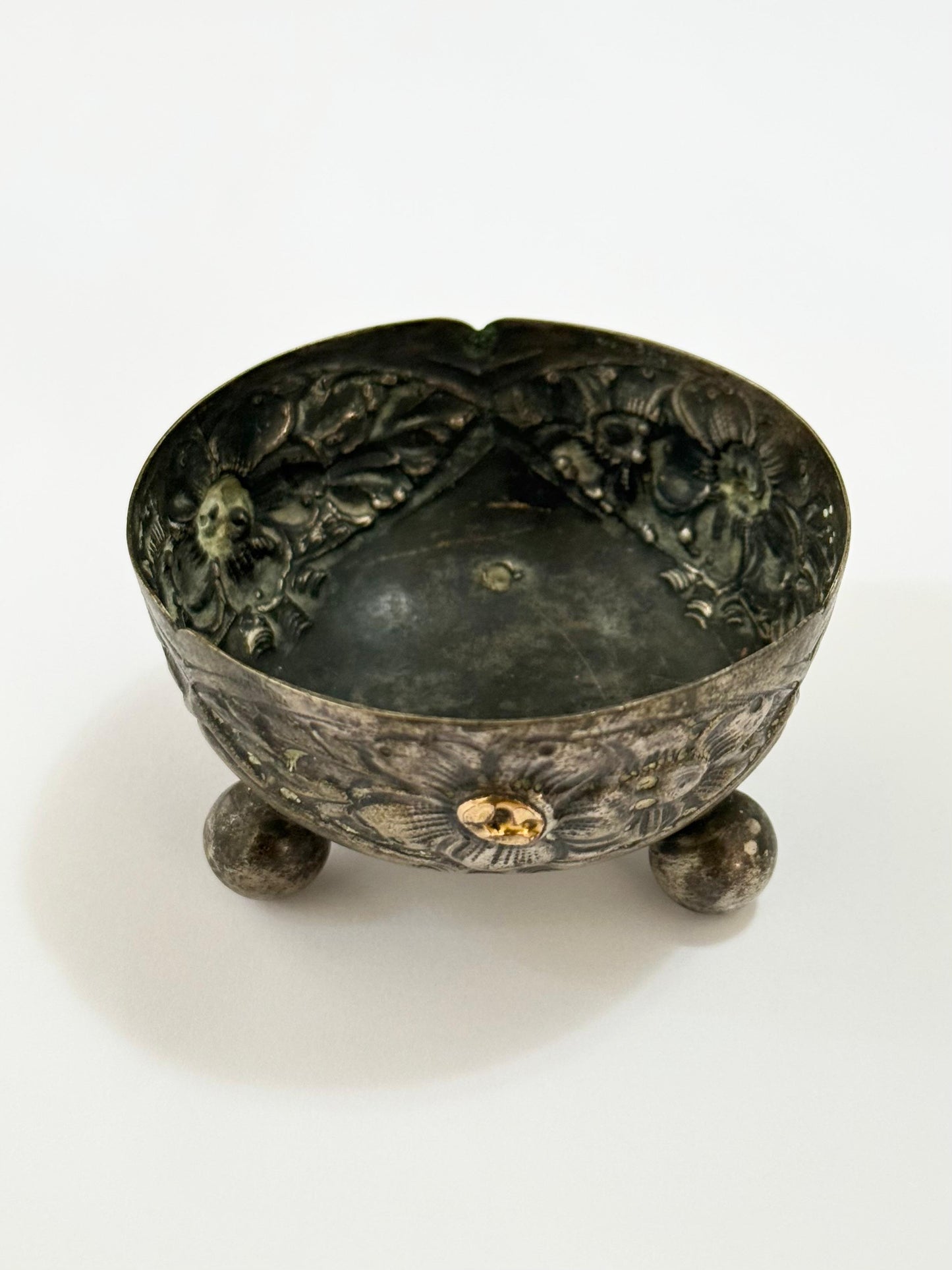 Antiga Tigela Artesanal Com Flores E Detalhes Dourados