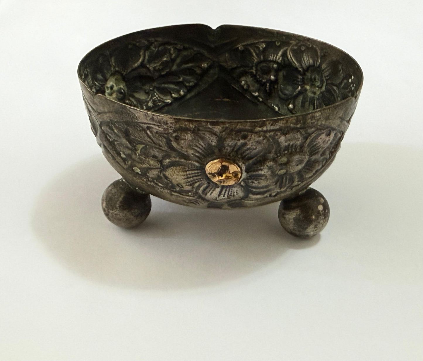 Antiga Tigela Artesanal Com Flores E Detalhes Dourados