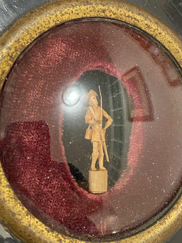 Escultura Antiga Giratória De Parede Soldado Miniatura