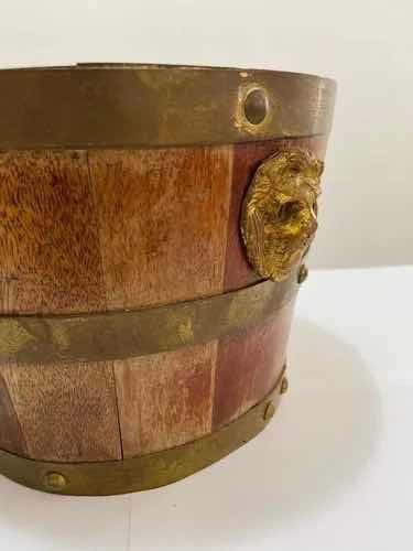 Cachepot antigo em madeira com detalhes de leão dourado