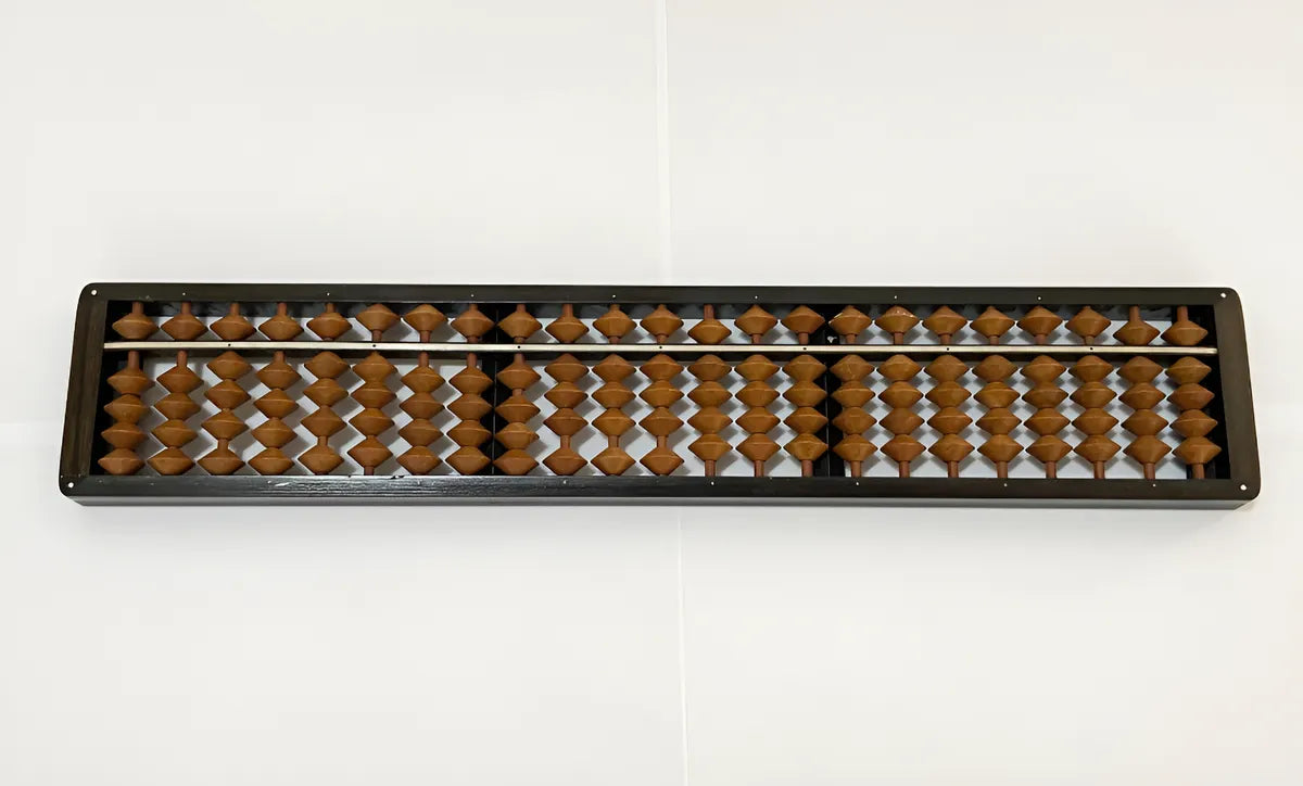 Ábaco Japonês Antigo Patenteado No 886859 / 3420 com contas losangulares em madeira escura.
