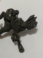 Broche Antigo Sapo Guitarra Com Pedra Azul Cor Prata