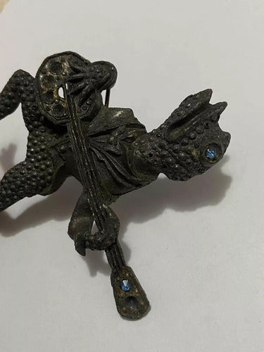 Broche Antigo Sapo Guitarra Com Pedra Azul Cor Prata