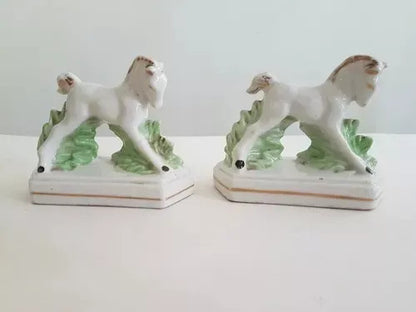 Par De Esculturas Antigas De Cavalinhos Em Porcelana