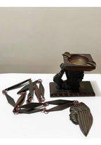 Antigo Colar Com Moeda E Escultura Madeira Nobre