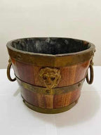 Cachepot antigo em madeira com detalhes de leão dourado