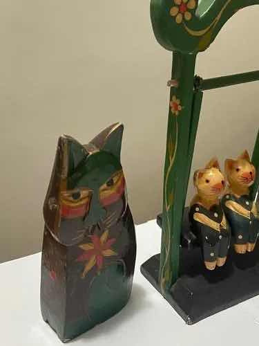 Escultura Artesanato De Madeira Gatos Balança
